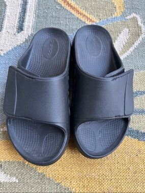 OOFOS Black Adjustable Slide Sandals